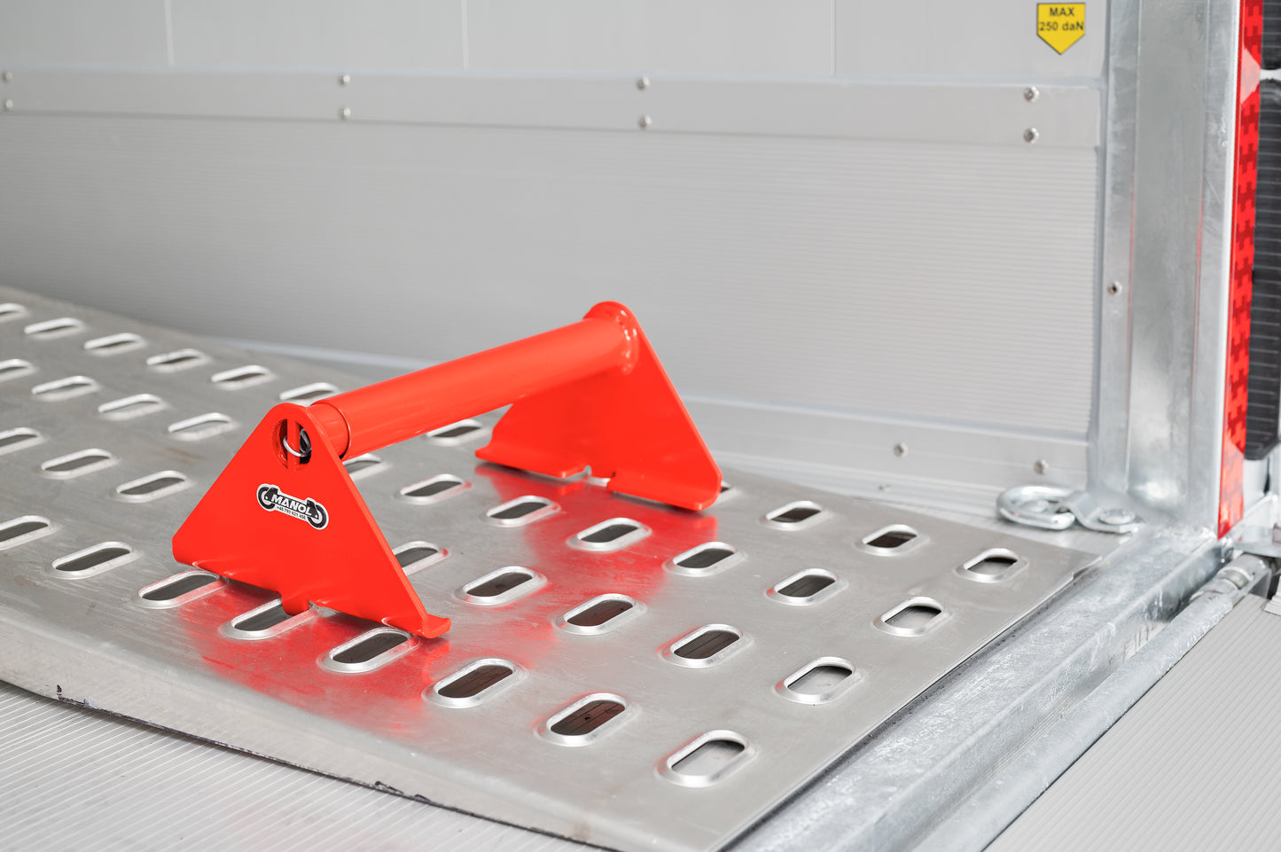 Debon C2000 car transporter with movable wheel chocks