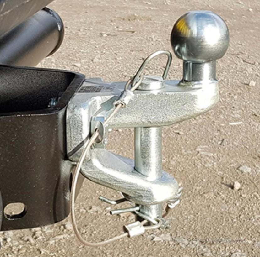 Tow ball and pin hitch for vehicle
