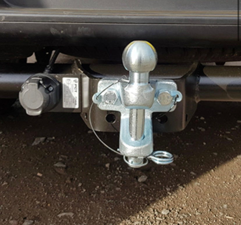 Tow ball and pin hitch for vehicle